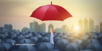 Ein einzelner Mensch hält einen roten Regenschirm über einer Menge schwarzer Regenschirme in einer urbanen Umgebung. Positionierung ist wichtig.